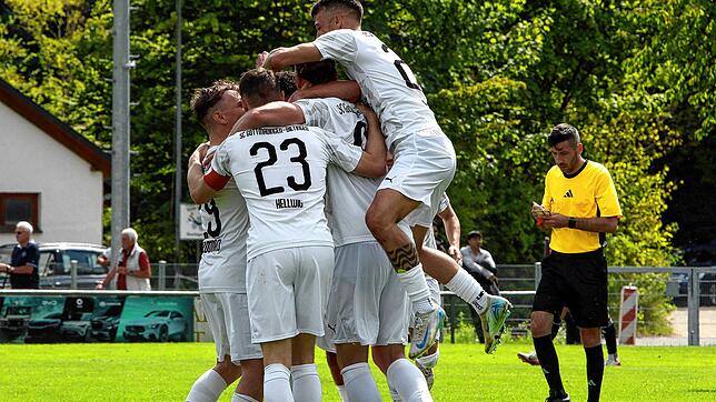 Der FC Gottmadingen- Bietingen gewinnt 2:1 beim FC Überlingen. Luca Magro freut sich mit seinen Team-Kollegen über das 2:0 nach einem ...