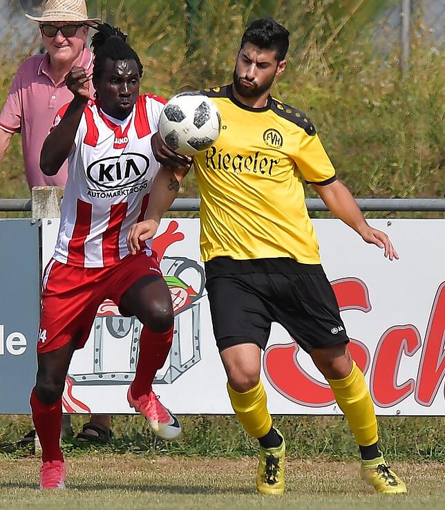 Rückkehr: Mansour Ndow (links) spielt nach der Winterpause wieder für den SV 08 Laufenburg.