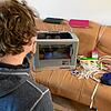 Was so aussieht wie ein Mikrowellengerät, ist der 3D-Drucker von Thorsten Huber, mit denen er Schutzvisiere herstellt.