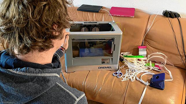 Was so aussieht wie ein Mikrowellengerät, ist der 3D-Drucker von Thorsten Huber, mit denen er Schutzvisiere herstellt.