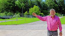 Damit alles rechtzeitig fertig ist, hat der Inhaber des Campingplatzes, Herbert Alber, selbst kräftig mit angepackt.