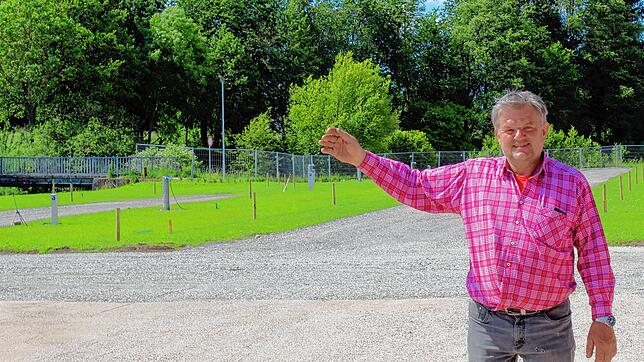 Damit alles rechtzeitig fertig ist, hat der Inhaber des Campingplatzes, Herbert Alber, selbst kräftig mit angepackt.