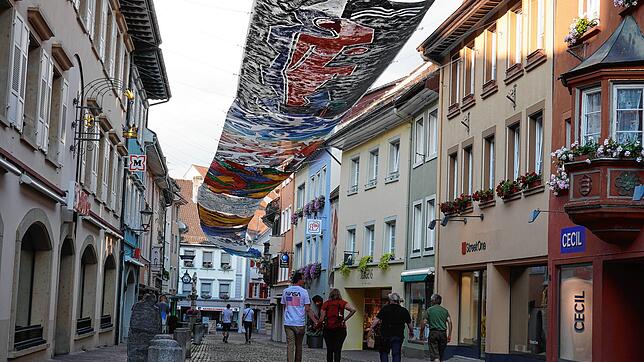 Kunst am Himmel zeigt sich in der Fußgängerzone von Tiengen, nachdem die Aktionsgemeinschaft wieder Arbeiten aus der Luftart-Aktion ...
