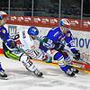 Mit vereinten Kräften behaupten die beiden Schwenninger Troy Bourke (links) und Johannes Huß den Puck gegen den Augsburger Andrew ...