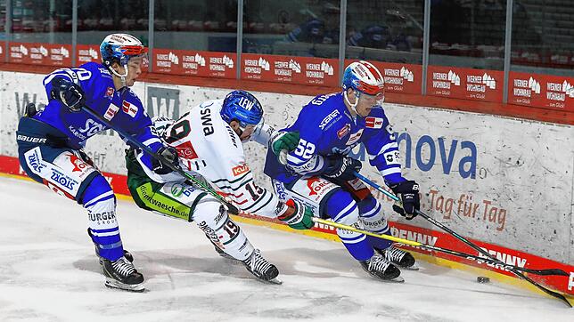 Mit vereinten Kräften behaupten die beiden Schwenninger Troy Bourke (links) und Johannes Huß den Puck gegen den Augsburger Andrew ...