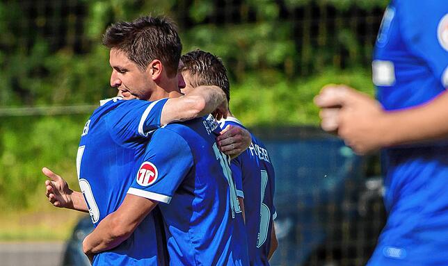 Bild 1: FC Weizen legt im Abstiegsspiel zur Kreisliga B ein 3:0 gegen FC Huttingen vor &ndash; wir haben Bilder!