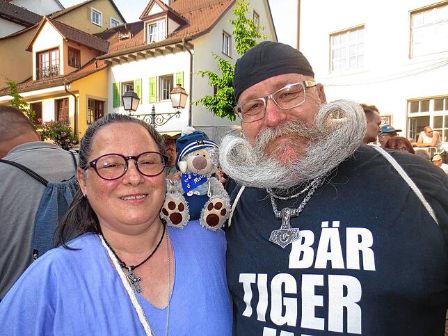 Patricia und Marcus Größler brachten Teddy &bdquo;Kapitän Wombats&ldquo; mit zum Konzert
