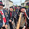 Traditionell ziehen die Wälder am ersten Faissen durch die Stadt und stellen mit vereinten Kräften den Narrenbaum auf dem Münsterplatz.