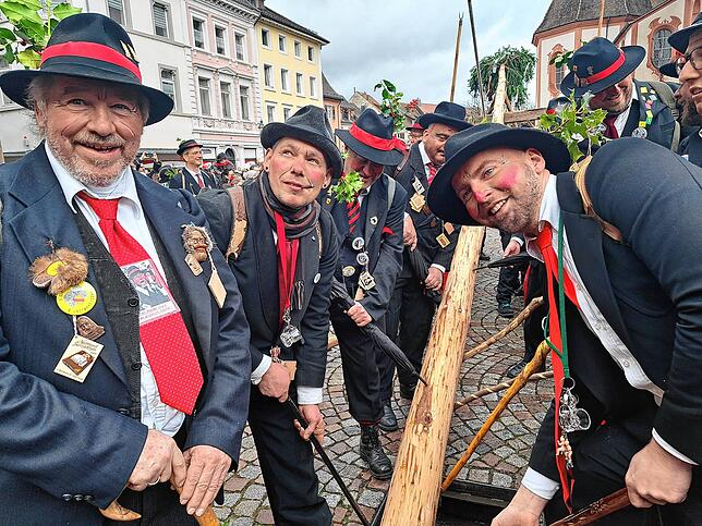Traditionell ziehen die Wälder am ersten Faissen durch die Stadt und stellen mit vereinten Kräften den Narrenbaum auf dem Münsterplatz.