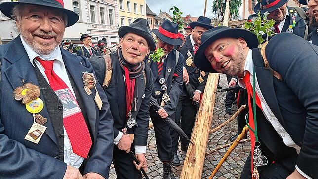 Traditionell ziehen die Wälder am ersten Faissen durch die Stadt und stellen mit vereinten Kräften den Narrenbaum auf dem Münsterplatz.
