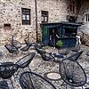Georgios Raptis in seinem neuen Biergarten, direkt hinter dem Zeughaus, an der Stadtmauer, beim Oberen Tor. Im Gegensatz zum Restaurant ...