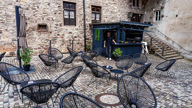 Georgios Raptis in seinem neuen Biergarten, direkt hinter dem Zeughaus, an der Stadtmauer, beim Oberen Tor. Im Gegensatz zum Restaurant ...