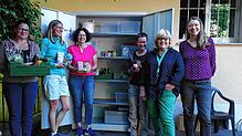 Der Fairteiler-Schrank ist für jedermann geöffnet. Marion Wirth (von links), Julia Kirsner, Sabine Mohr, Kathrin Hennig, Monika Bucher ...