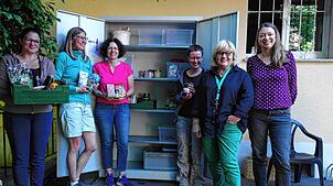 Der Fairteiler-Schrank ist für jedermann geöffnet. Marion Wirth (von links), Julia Kirsner, Sabine Mohr, Kathrin Hennig, Monika Bucher ...