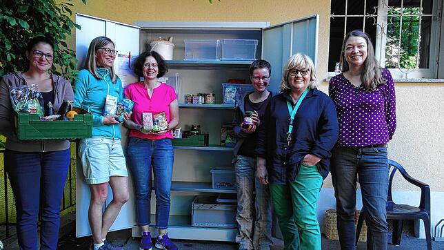 Der Fairteiler-Schrank ist für jedermann geöffnet. Marion Wirth (von links), Julia Kirsner, Sabine Mohr, Kathrin Hennig, Monika Bucher ...