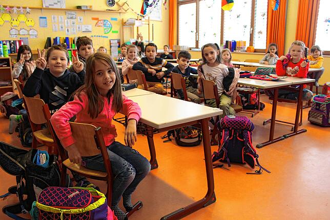 Ein ungewohntes Bild für Lehrer und Schüler: Die Klasse 1a der Eichendorffschule trägt im Unterricht keine Mund-Nasen-Maske mehr.