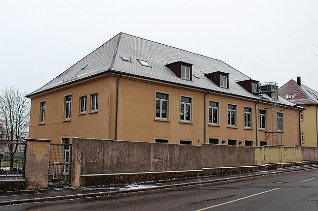 Auch in der Friedhofstraße wird es Veränderungen geben. Dieses Gebäude wird abgerissen und ein neues entsteht. Das Haus rechts daneben ...