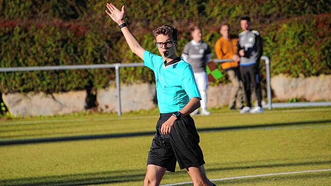 Mit 19 Jahren leitet Steffen Schunicht bereits Spieler in der Bezirksliga.