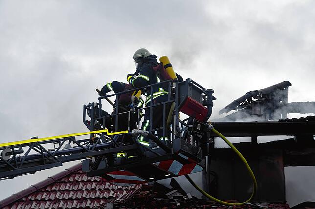 Bild 9: Feuer im Mehrfamilienhaus: Bilder vom Großeinsatz