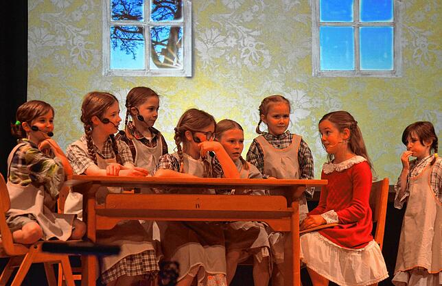 Muss Annie (Florina Nagy, zweite von links) zurück ins Waisenhaus?