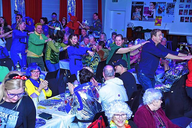 Bild 34: Narren feiern schwerelos im All
