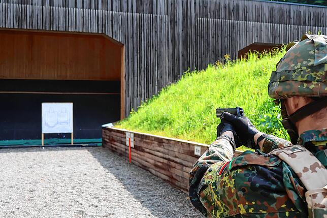 Das baucht ein sicheres Auge und eine ruhige Hand: Ein Reservist schießt mit einer Pistole auf ein Ziel.