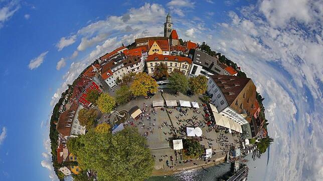 Ein 360-Grad-Panorama von Überlingen, hier mit Blick auf Altstadt, Münster, Landungsplatz und Bodensee. Im Internet kann man sich ...