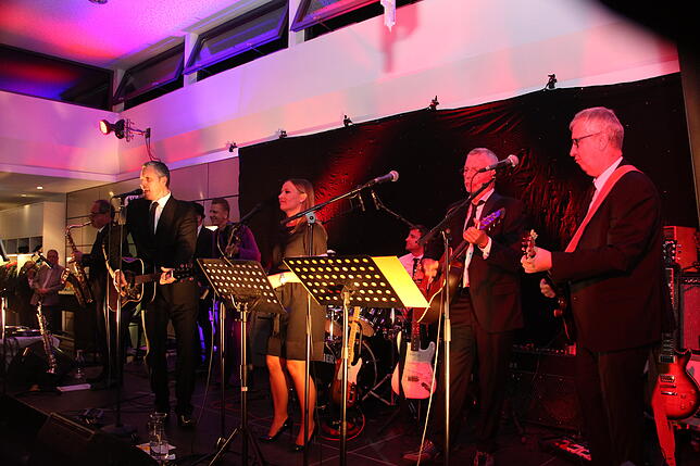 Peter Gerstmann, Vorsitzender des Vorstands der Zeppelin GmbH, mit der Zeppelin Band bei der Zeppelin Take Off Party im Zeppelin Hangar.