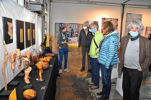 Großes Interesse zeigten viele Besucher am Stand von Robert Mühlhaupt aus Dangstetten (links), der ganz besondere Holzarbeiten präsentierte.