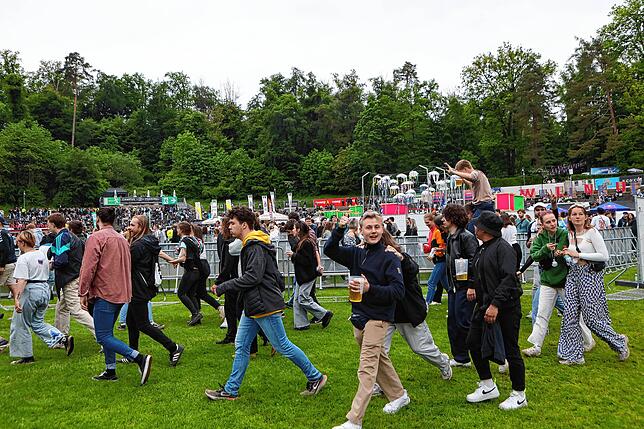 Bild 5: Strahlende Festival-Fans! Am ersten Nachmittag steigt die Stimmung