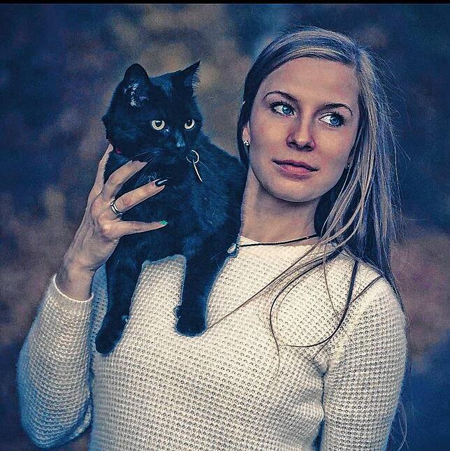 Kater Zderzak saß oft auf der Schulter von Marta Przyzycka