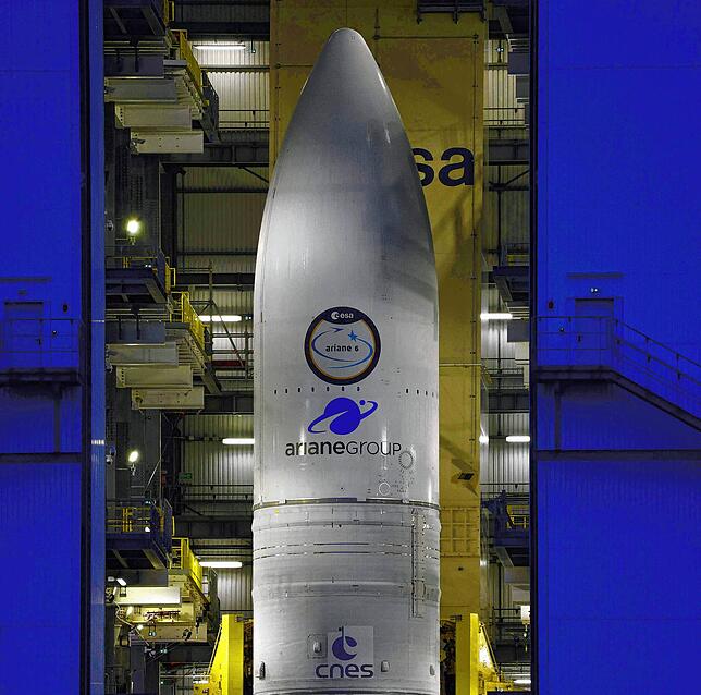 Mit Hilfe ihres mehrfach zündbaren Oberstufen-Triebwerks kann die Ariane 6 Satelliten in unterschiedlichen Umlaufbahnen absetzen. Hier ...