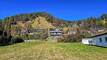 Auch eine völlig freie, von Hecken umgebende Wirtschaftswiese, hier oberhalb der Weinbergstraße zu sehen, befindet sich im ...