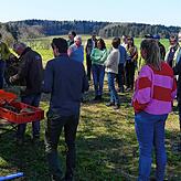 Die Teilnehmer der Abschlussveranstaltung „Landschaft als CO2-Speicher“ vor der reduktiven Kompostanlage des Bäumlehofs in Leibertingen.