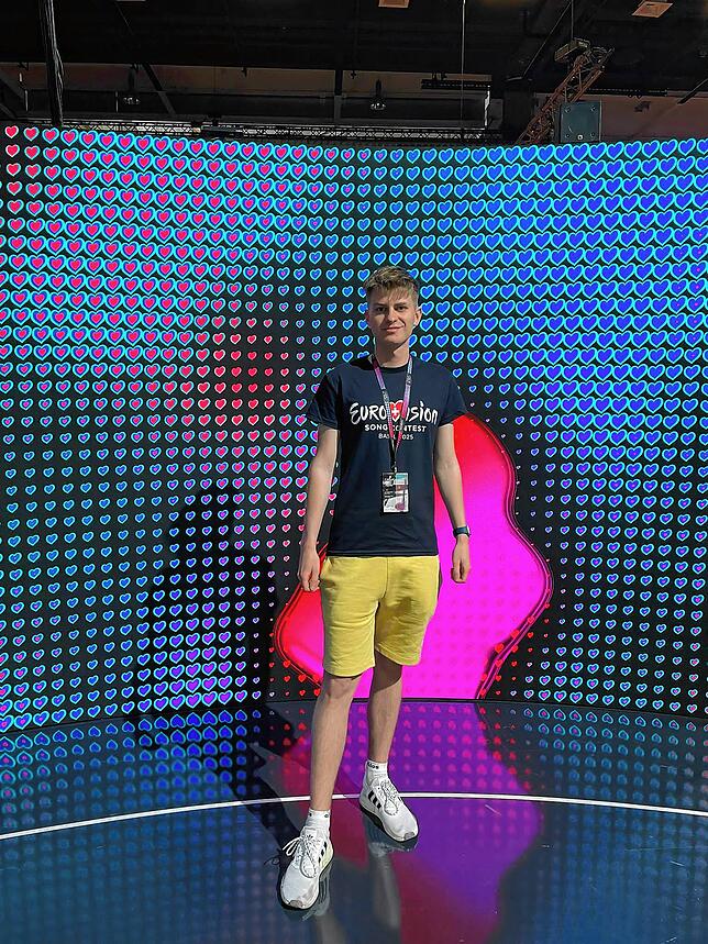 ESC-Fan Mike Sobotta aus Pfullendorf erlebt die Finalshow im Fußballstadion des FC Basel.