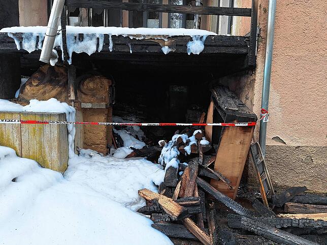 Die Folgen des Brandes am Morgen danach. Löschschaum ist noch überall rund um das Naturfreundehaus zu sehen.