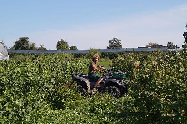 Benny Fuchs ist auf dem 23 Hektar großen Gelände oft mit dem Quad unterwegs.
