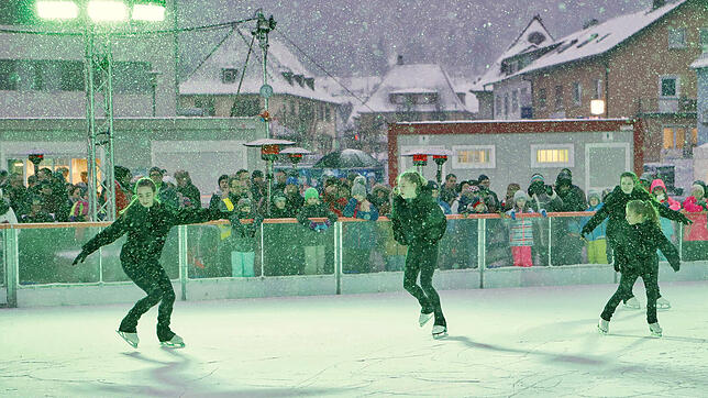 In Blumberg, wo dieses Foto entstand, können Besucher seit fünf Jahren im Winter übers Eis gleiten. Die Eisbahn besteht allerdings aus ...