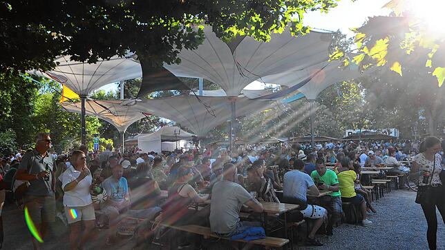Bild 16: Konstanzer Seenachtfest 2022: Einheimische und Gäste feiern im Stadtgarten