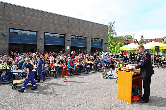 Feuerwehrchef Mischa Kaspar bei seiner Ansprache: „Ein besonderer Tag ist heute für unsere Feuerwehr.“
