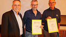 Vorsitzender Gerhard Faller (links) ehrt Bruno Lehmann (Mitte) und Tilmann Frank für langjährige Mitgliedschaft. Bild: Gottstein
