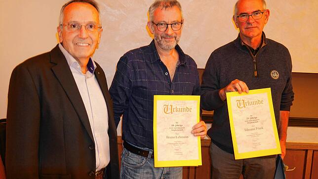 Vorsitzender Gerhard Faller (links) ehrt Bruno Lehmann (Mitte) und Tilmann Frank für langjährige Mitgliedschaft. Bild: Gottstein