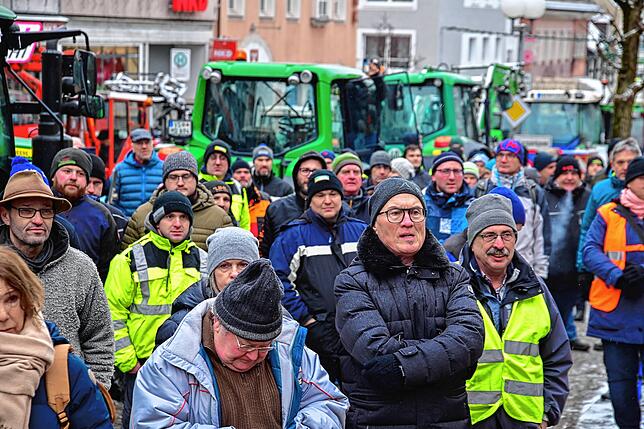Zahlreiche Teilnehmer, überwiegend Landwirte, kommen zu der Landwirtschaftsdemo in Triberg. Aber auch Vertreter von Fuhrunternehmen, die ...