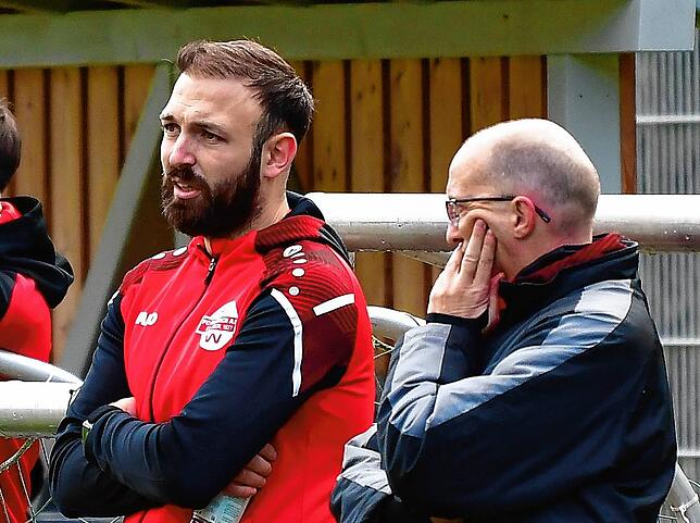 Duo: Bis vor zwei Jahren war Ismail Palit beim FC Wallbach Spielertrainer von Cheftrainer Dirk Tegethoff (rechts). Seit dessen Weggang ...