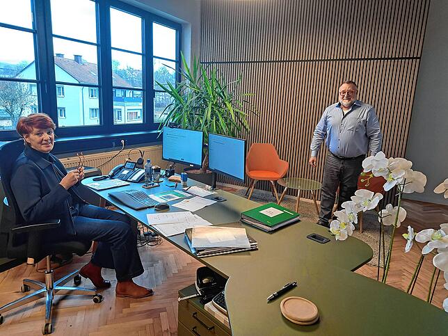 Blick ins Büro von Hubert Wetzel (rechts) und seiner Mitarbeiterin Petra Koller.