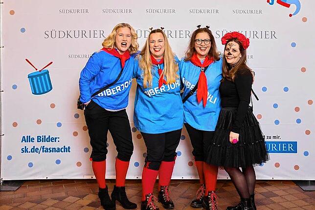 Bild 8: Gute Laune vor der SÜDKURIER-VIP-Wand bei der Fernsehfasnacht