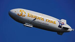 Hier fliegt bald ein SÜDKURIER-Leser mit: Der neue Europa-Park-Zeppelin.