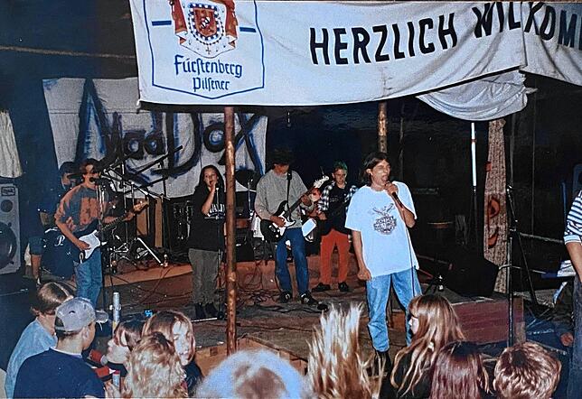 Die Mad Dox genossen ebenfalls die Stimmung bei der Premiere von „Rock uf d‘Wies“ (von links): Schlagzeuger Artur Gärtner, Gitarrist ...
