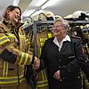 Mit Lucia Wittmer (rechts) und Sabrina Wicker reichen sich zwei Generationen Meersburger Feuerwehrfrauen die Hand &ndash; aktuell geht ...