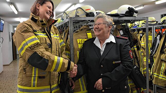 Mit Lucia Wittmer (rechts) und Sabrina Wicker reichen sich zwei Generationen Meersburger Feuerwehrfrauen die Hand &ndash; aktuell geht ...